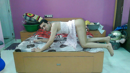 Cute & Nude Crossdresser: Linda mariquita crossdresser dulce piruleta en un camisón de princesa...