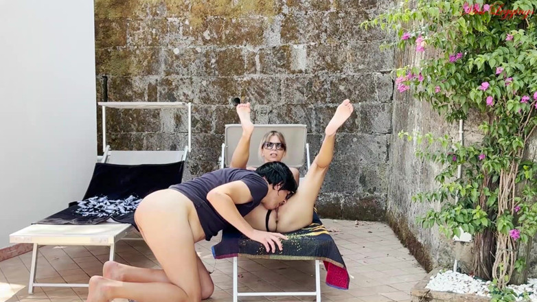 MissLeggings: Mama vitregă dornică este încântată să-l provoace pe virgin în vacanță