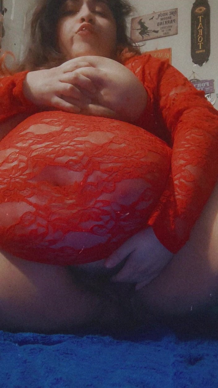Domina Succubus: In abito di pizzo rosso giocando con la mia figa