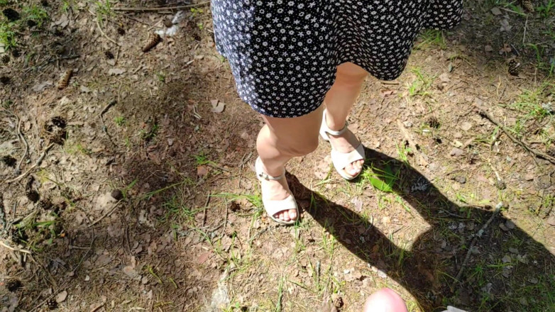 S-Wife Katy: Eine verheiratete schlampe verlor sich im wald, half ihr und...