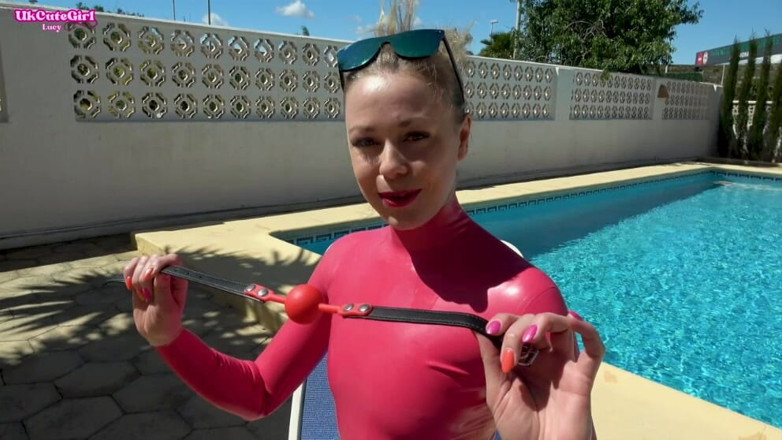 UKCuteGirl Lucy Lauren: Lateks içinde güneşlenen ağzı tıkalı - parlak dağınık salyalı fahişe