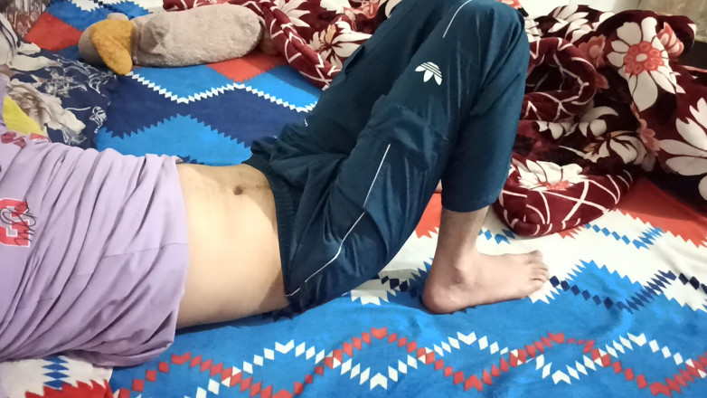 Desi__Panda: Dia menolak tapi aku menyentuh penisnya dan kemudian memberinya handjob