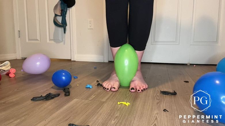 Peppermint Giantess: ¿Va a reventar? Pies de giganta vs globos descalzas, sandalias,...