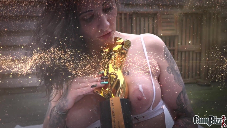 Cumbizz: Drží-li cenu za porno blízko jejího obličeje, vystříkej jí do...