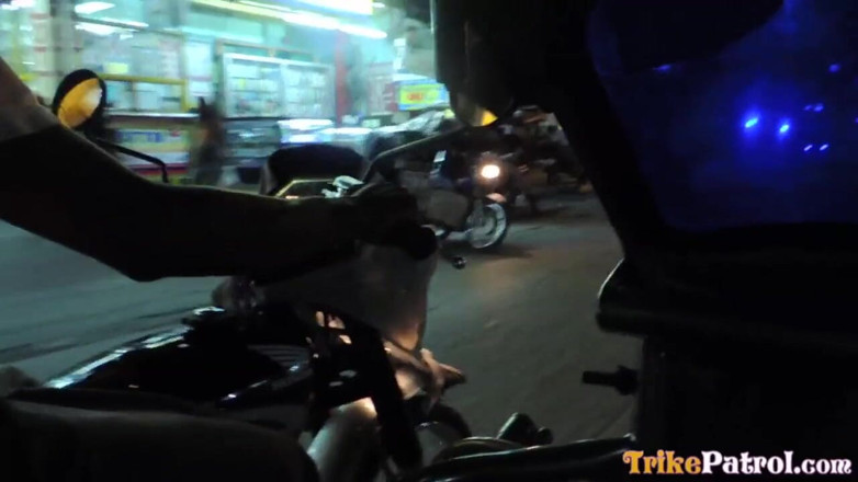 Trike Patrol - Tuk Tuk Patrol: 顽固的 poony 犁