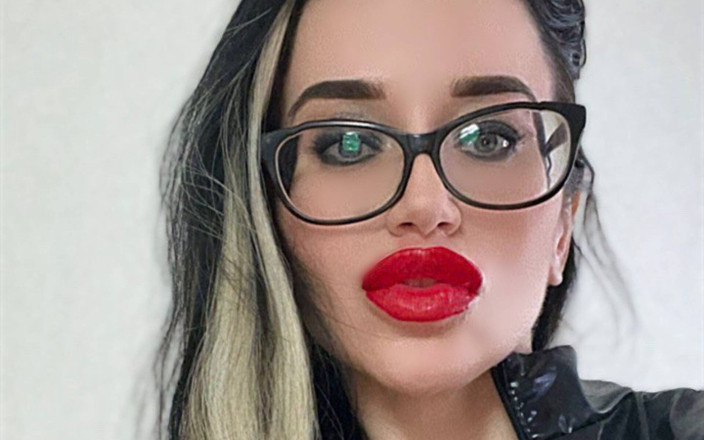 Julia domaina: Roupa de couro, brinquedo, lábios vermelhos e unhas longas vermelhas