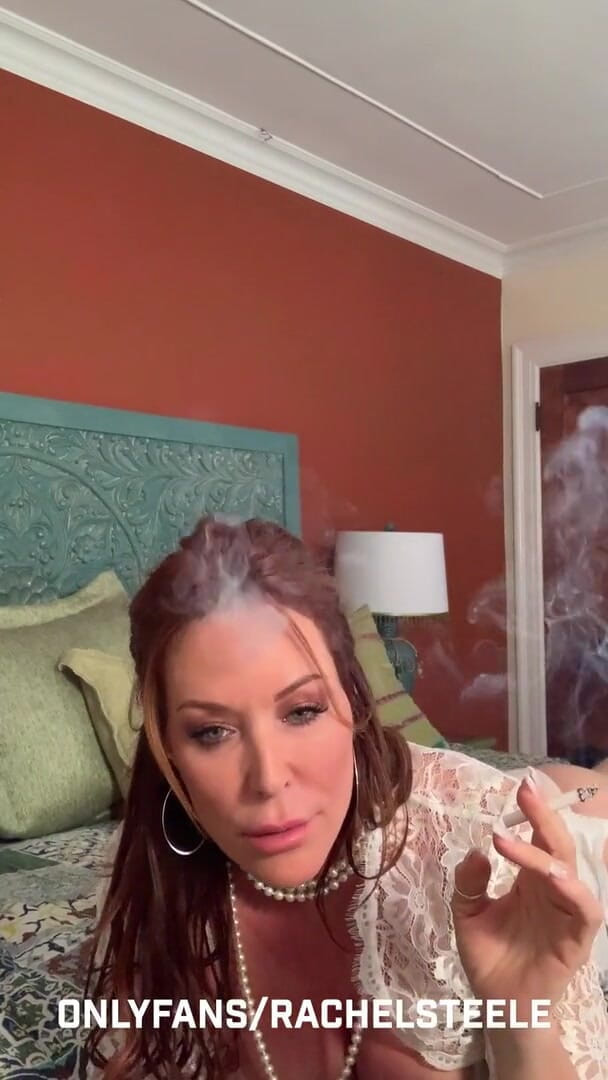 Rachel Steele: Rehat merokok ibu tiri