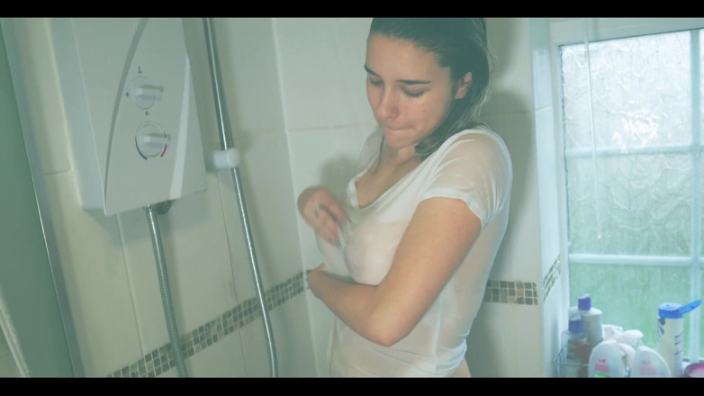 Samantha Flair: Camicie bagnate nella doccia