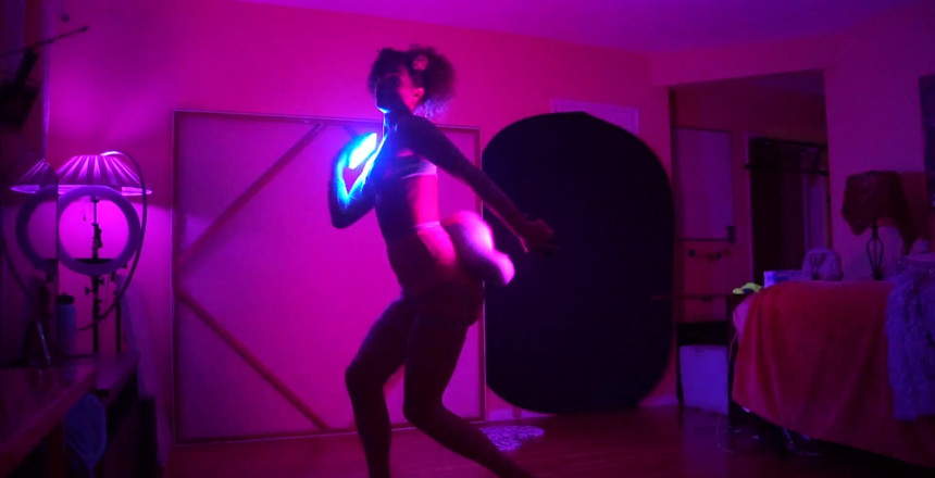 VibeWithMommy: 所以我把我的怪异放出来，想和你分享。你觉得怎么样？