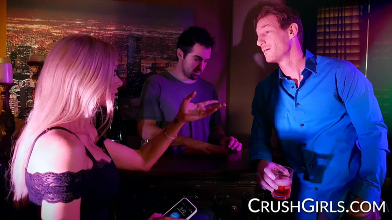 Crush Girls: Грудаста блондинка дружина Бріана Бенкс любить секс із макіяжем