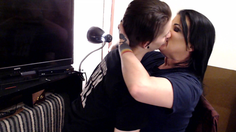 Abby Anna: Verdaderos amantes, besos lésbbitos apasionados