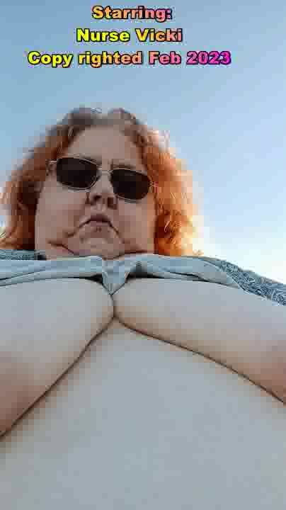 BBW nurse Vicki adventures with friends: Jururawat Vicki rehat asap pantai