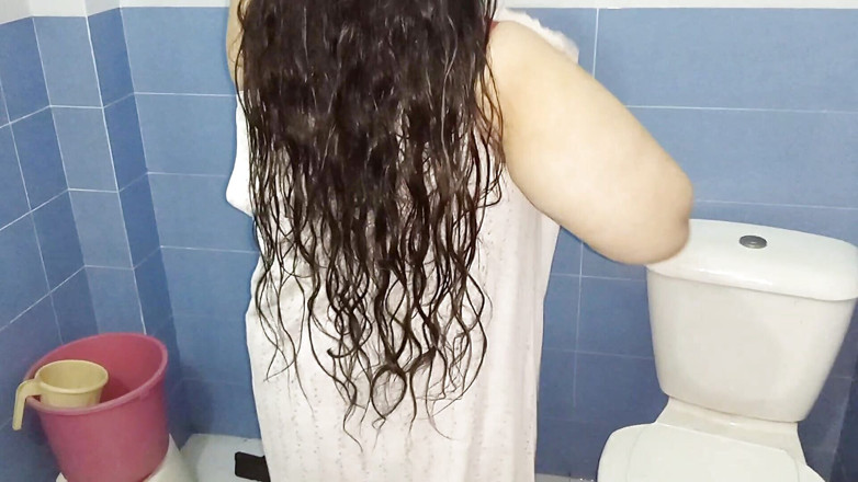 Netu: Underbara BBW Desi sexig knubbig Bhabhi Netu naken bad med...