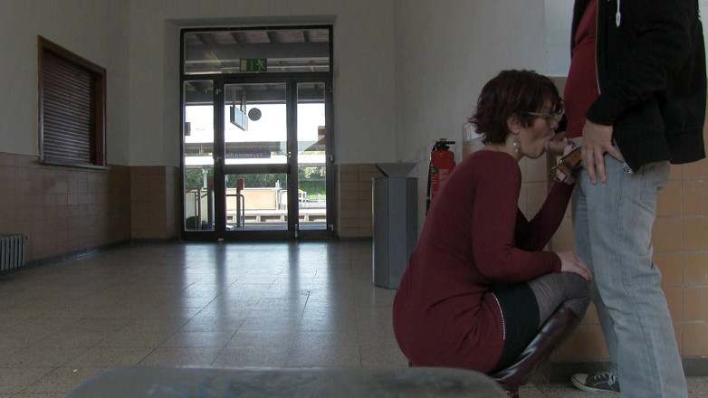 Popp Sylvie: Sexo en la estación de tren