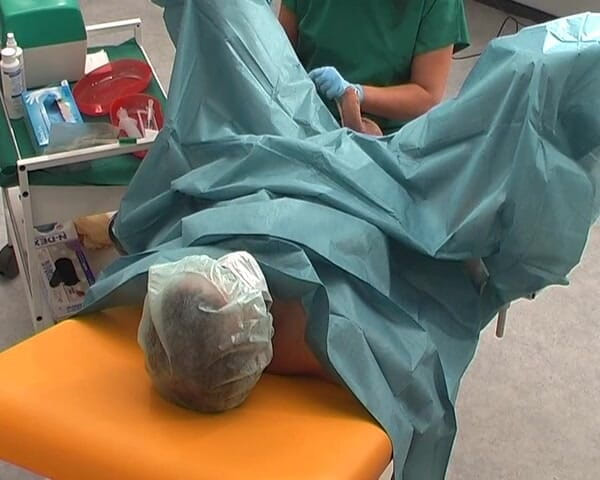 Rubber & Clinic Studio - 1ATOYS: Infirmière en tenue de chirurgie verte