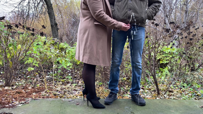 OurFetishLife: Une belle-mère en jupe en cuir et talons tient la...