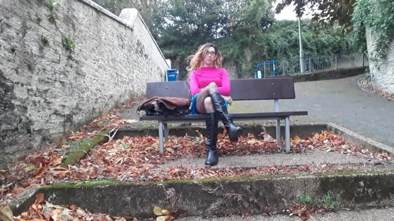 The Midnight Minx: Crossdresser ao ar livre se mostrando e masturbando