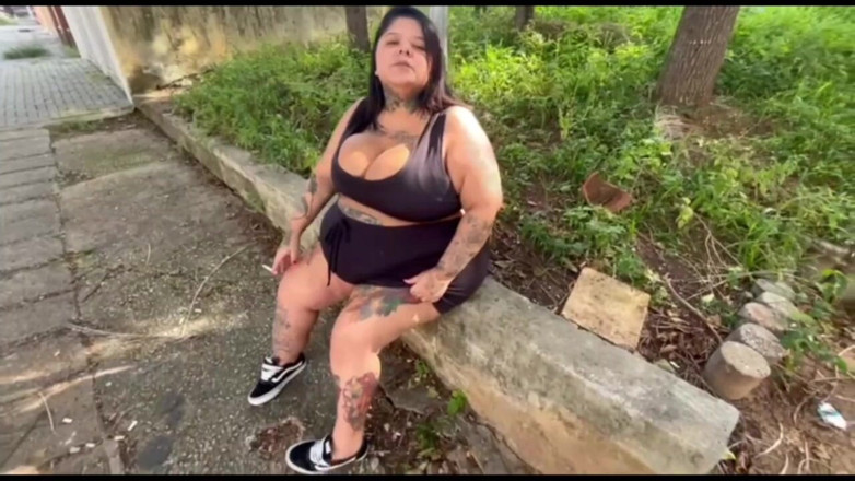 Mary Jhuana: Diosa BBW fumando su cigarrillo en público