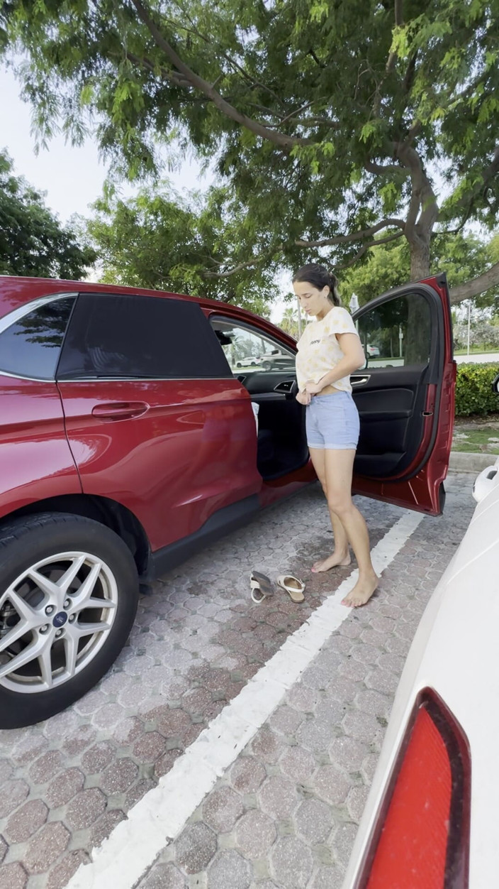 SweetButtocks: Déshabillage sur un parking avant que le soleil ne s’éjacule