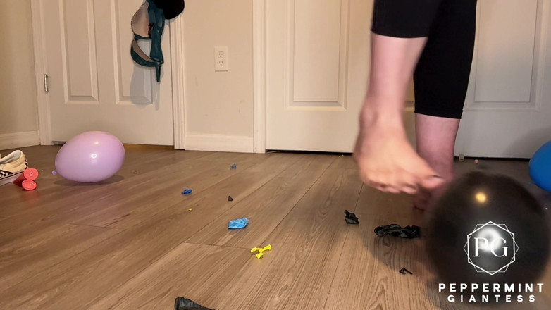 Peppermint Giantess: Va-t-il éclater ! Pieds géants vs ballons pieds nus, sandales, anéantissement de...