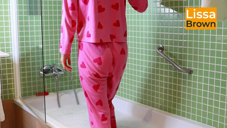 Lissa Brown: Pijamas rosadas en baño de burbujas y globo