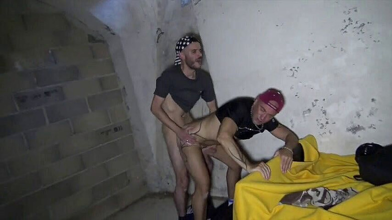 Gaybareback: Чувак відтраханий без презерватива твінком