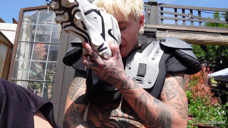 Transnificent: Austin Spears te baise derrière le terrain de football !
