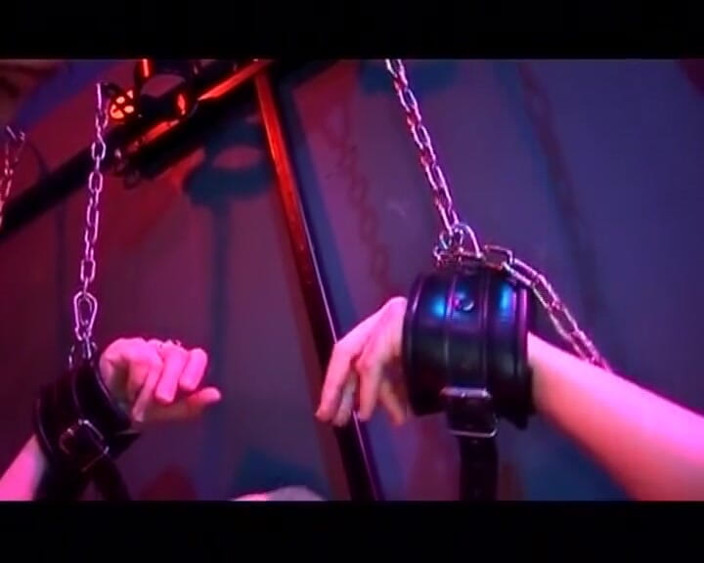 Porno kino: 縛られたドイツのベイビーは、この変態BDSMアクションで彼女が持っているすべてを提供します