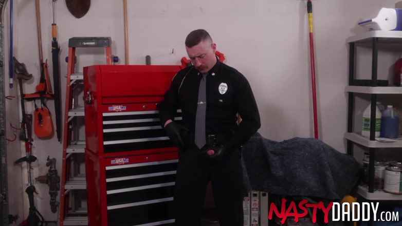 Nasty Daddy: NASTYDADDY - der polizist jack reed masturbiert schwanz solo