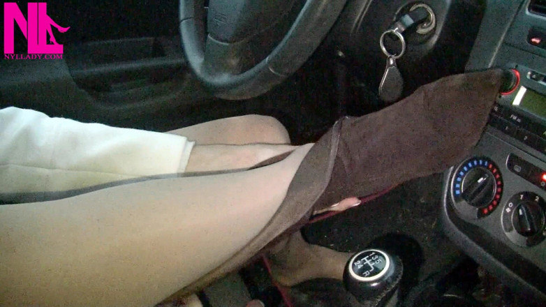 Nyllady: Rijden in naakte panty's en bworn buckled pompen