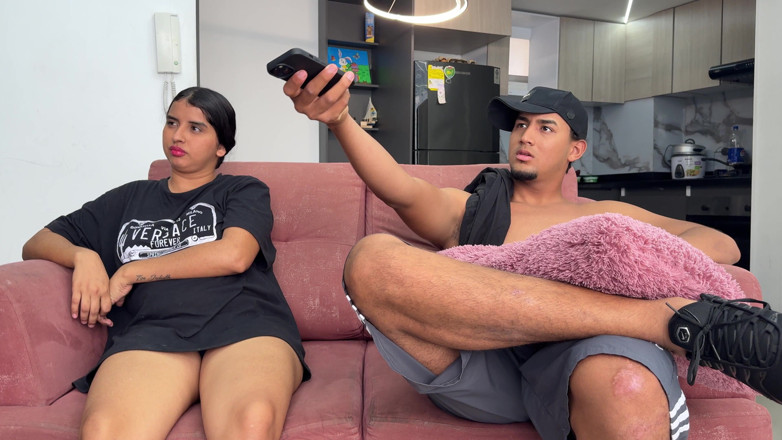 Hilary palvin: Medan min mans cuckold gör lunch latina slampa knullas av...