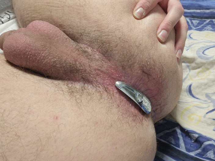 Fluffy Boi: Cowok sange ini lagi asik ngocok kontol cowok ini sambil...