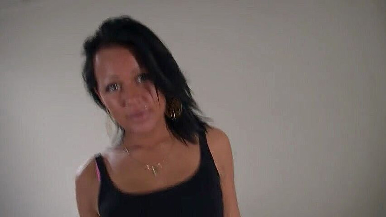 Toy Sluts: Des beautés brunes se masturbent en solo dans une vidéo...