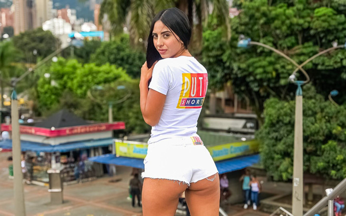 PutiShorts: Гаряча латина в шортах з дупою катається на анальному курсі