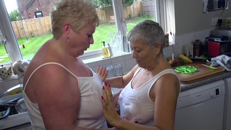 Uk Joolz: Savanna se fute în bucătărie cu vibratorul ei legat