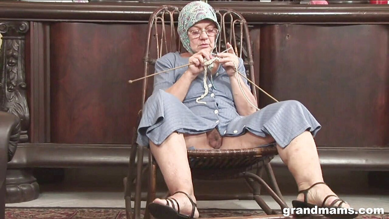 Grandmams: Nenek berlutut dikongkek tegar