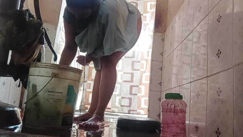 Desi_bhabhi121: XXX video di un india nudo che fa il bagno
