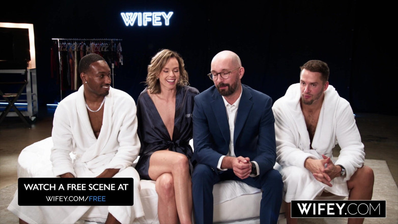 Wifey: 漂亮健美的热辣人妻serenity cox在3P中被内射