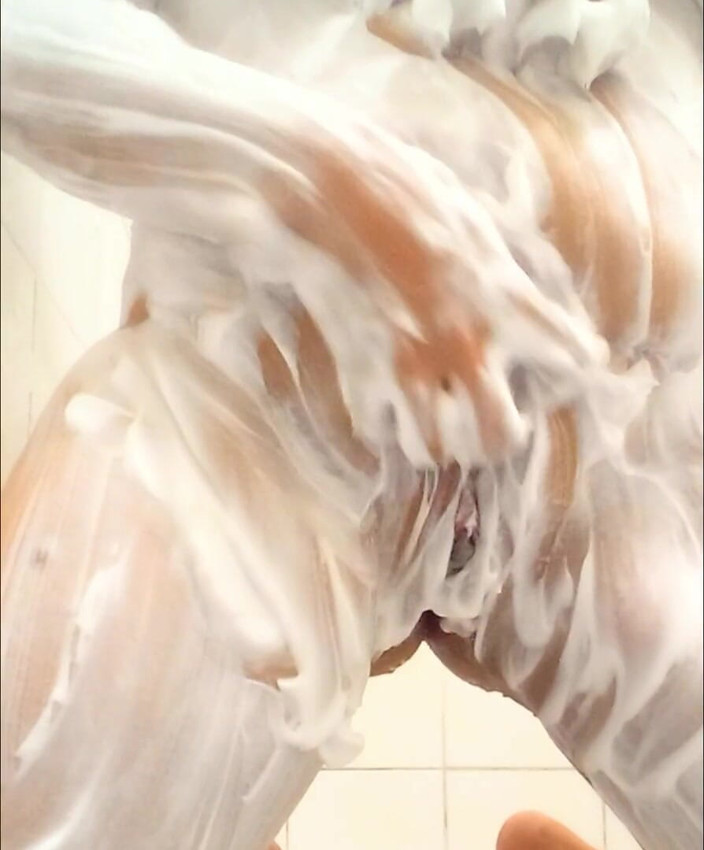 NastyNymphoMilf: Regarde-moi crémer mon corps sous la douche