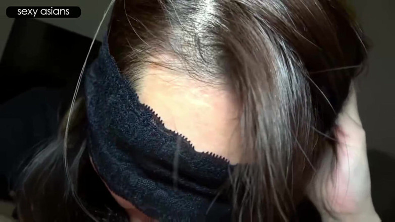 Asian cutie: Vacker gift kvinna börjar med avsugning, oväntad vänd leder till...