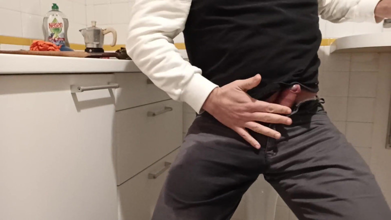 Kinky Guy: Відчайдушна сеча на кухні
