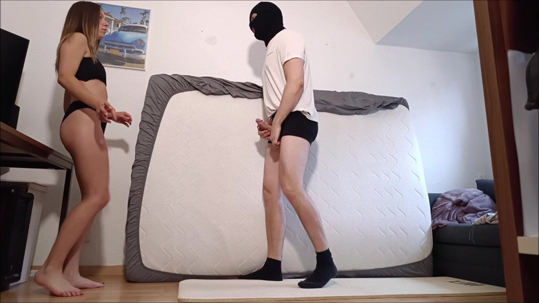 GermanBallsBusted: Ballbusting a piedi nudi in bikini