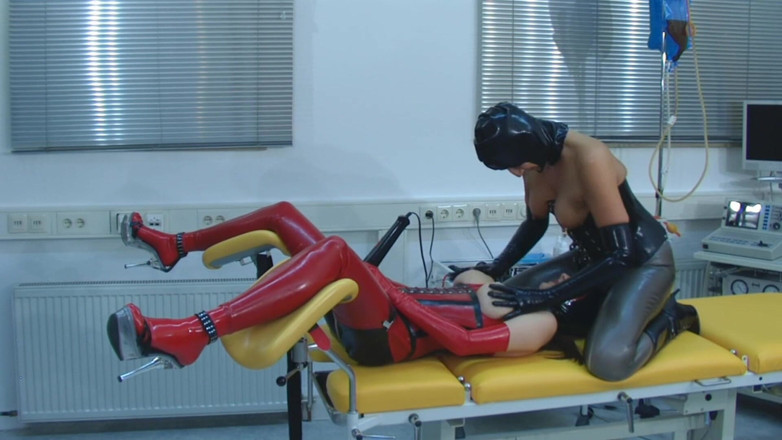 Rubber & Clinic Studio - 1ATOYS: 橡胶女同性恋在 gynchair 上玩耍