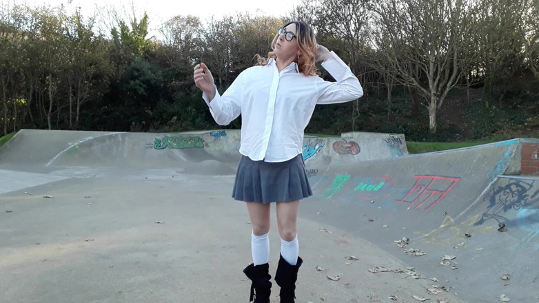 The Midnight Minx: Studentă travestită, stripteuză din parc