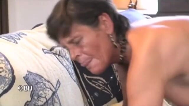Nasty matures and dirty grannies club: Vovó fode em uma fileira