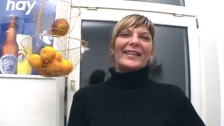 German bitch hunter: Figa bagnata con dildo bionda matura fino alla serrazione dell'orgasmo