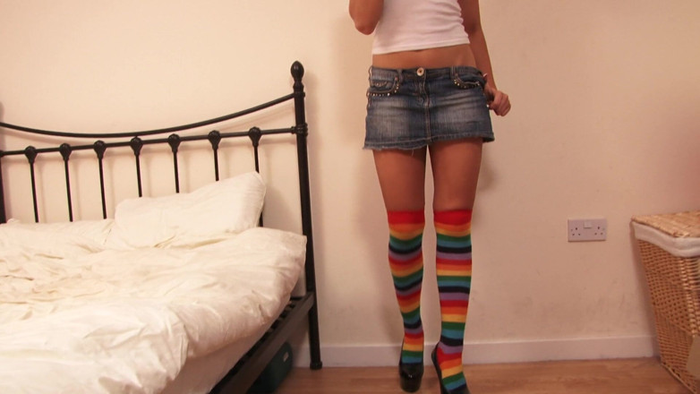 Solo Sensations: Nare jonge brunette meid Megan Coxxx streelt haar poesje met...