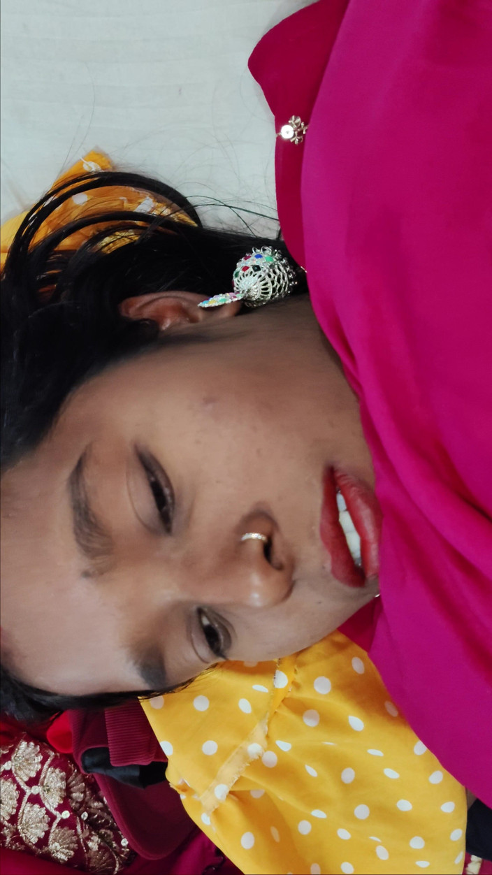 Premi pooja: 印度德西哥美丽的阴户张开双腿并展示美丽的阴户