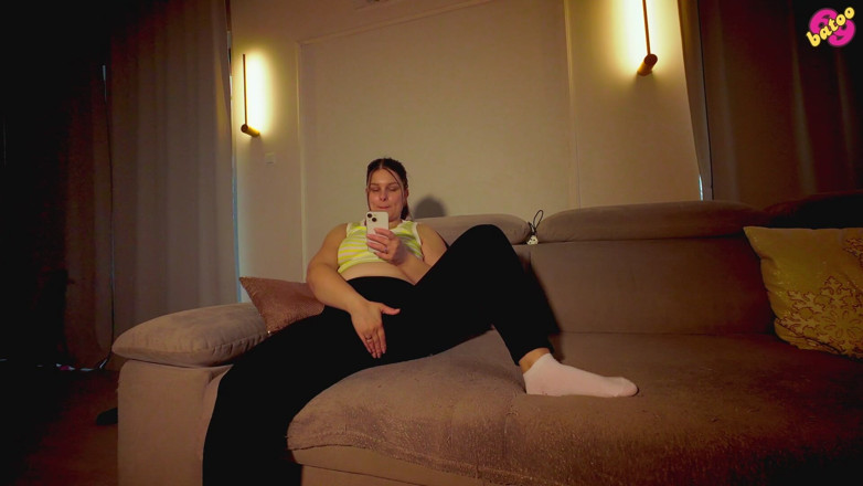 beauty_and_the_other_one: MILF panas di rumah bersendirian lewat petang melancap di sofa