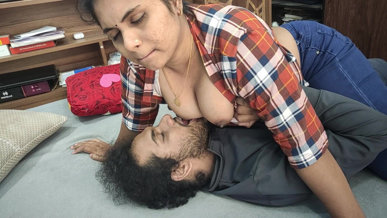 Vaishnavysharunraj: Mallu-koppel hete borsten zuigen romantiek, Indisch koppel tieten zuigen, Mallu-vrouw...